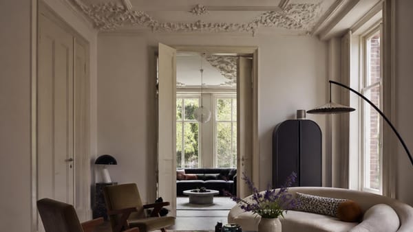 Herenhuizen combineren historische grandeur met eigentijds comfort. Ontdek vier unieke benaderingen van klassieke int…