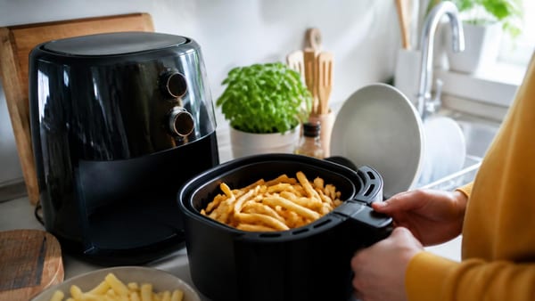 De heteluchtfriteuse maakt knapperig eten met minder vet, maar vaak gaat het fout door vermijdbare missers.