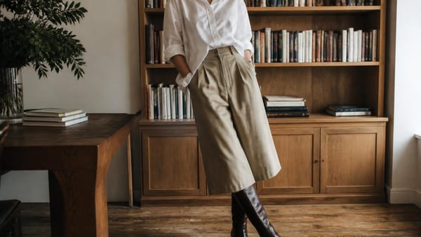 Van kantoormeetings tot zomerse uitjes: deze veelzijdige broek past in elk seizoen en verdient een plek in je basis-g…