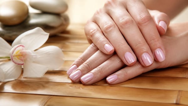 De mooiste Japanse manicuretrends voor deze zomer, voor een subtiel ‘your nails but better’-effect