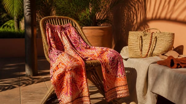Deze uitgesproken broek is hét item voor de zomer — en makkelijker te stylen dan je denkt