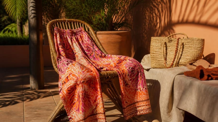Deze uitgesproken broek is hét item voor de zomer — en makkelijker te stylen dan je denkt