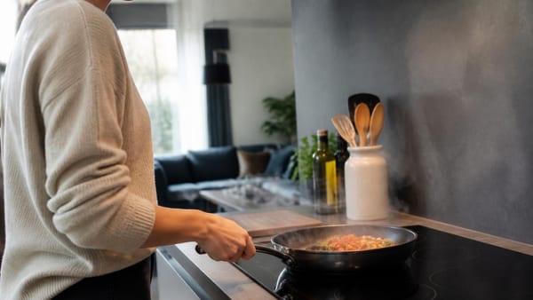 Steeds meer Nederlanders kiezen voor inductie om energiekosten te drukken. Toch blijkt de werkelijke besparing teleur…