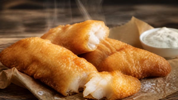 Knapperige kibbeling uit je eigen keuken? Met verse vis, koud beslag en de juiste technieken lukt het altijd.