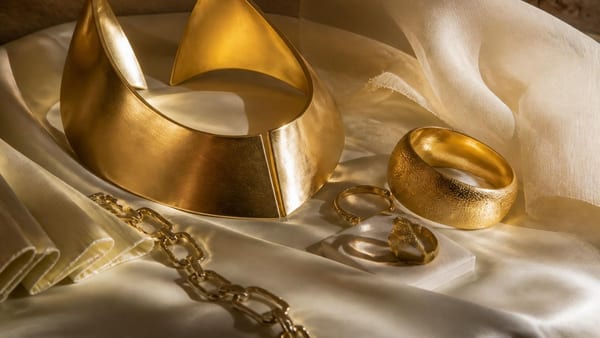 Prinses Charlene van Monaco verrast telkens weer met gewaagde gouden looks. Van oversized statement-stukken tot elega…