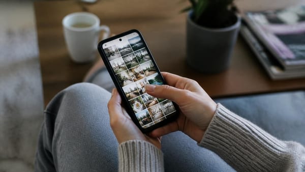 Veeg door je fotogalerij alsof je aan het daten bent. De swipe-methode verovert nu je smartphone-opslag en maakt opru…