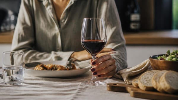 Wijn bij het diner: is dat ene glas per avond nu gezond of juist schadelijk?