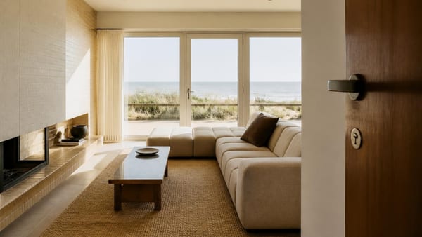 Eenvoud en licht maken van deze gerestylede jaren 60-woning een rustgevend toevluchtsoord aan de Belgische kust.